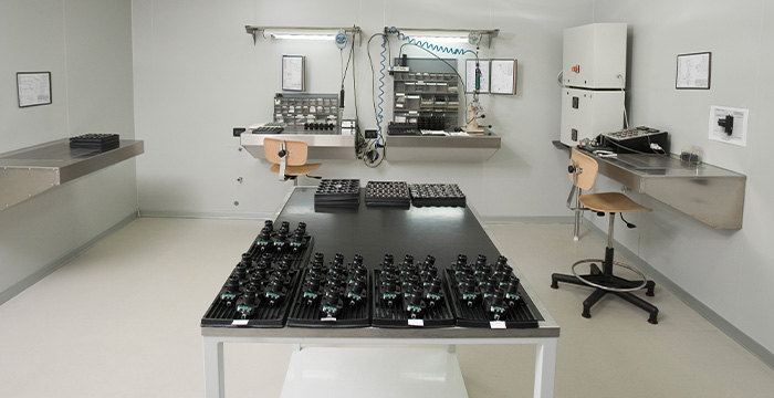 Assemblaggio d’insiemi meccanici, in due aree distinte: Reparto Assemblaggi e Clean Room